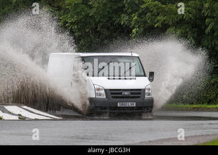 Autos fahren auf überschwemmten Straßen im Tarleton, Lancashire, UK. UK Wetter. Überschwemmungen nach schweren Regenfällen, die Fahrbedingungen erschwert. Nach einem heftigen Regenguss, Sicht äußerst begrenzt war, mit Pfützen, in das Oberflächenwasser und das Risiko von Aquaplaning, mit Folgeschäden von Fahr- und Lenkverhalten. Stockfoto