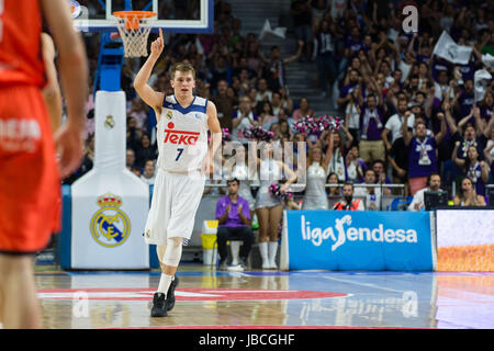MADRID, ESPAÑA - 9 DE JUNIO DE 2017: Luka Doncic während des Spiels zwischen Real Madrid und Valencia Korb, entspricht das erste Spiel der Playoffs der Endesa-League-Finale gespielt im WiZink Center in Madrid. Stockfoto