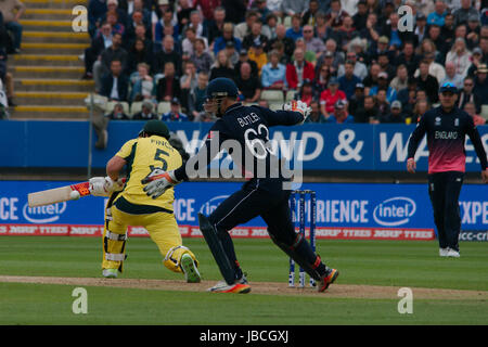 Birmingham, England, 10. Juni 2017. Australischer batsman Aaron Finch, der die Kugel hinter England wicketwächter Jos Buttler im ICC Champions Trophy Gruppe eine Übereinstimmung bei Edgbaston. Credit: Colin Edwards/Alamy Leben Nachrichten. Stockfoto