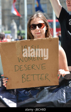 Parliament Square, Westminster, London, UK. 10. Juni 2017. Protest gegen das Ergebnis der Parlamentswahlen und die DUP und konservative Koalition. Bildnachweis: Matthew Chattle/Alamy Live-Nachrichten Stockfoto