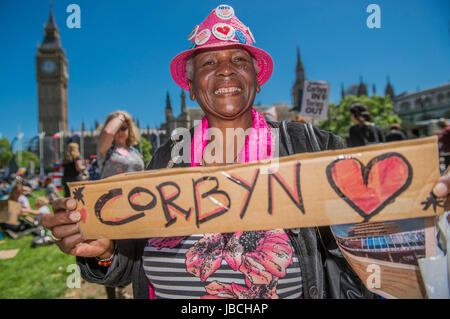 London, UK. 10. Juni 2017. Jeremy Corbyn Fan - ein Tag nach der Wahl-Ergebnis-Demonstranten versammeln, um bitten für Theresa May zu beenden und keinen deal mit der DUP Die Menschen aufgrund ihrer Ansichten auf Abrtion, fürchten Homoehe usw.. Westminster, London, 10. Juni 2017 Credit: Guy Bell/Alamy Live-Nachrichten Stockfoto