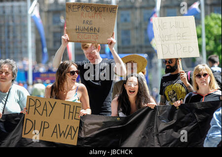 London, UK. 10. Juni 2017. Demonstranten versammeln sich in Parliament Square zu demonstrieren gegen die Aussicht auf eine Tory Koalition mit der DUP nach den Parlamentswahlen in einem hing Parlament führte. Bildnachweis: Stephen Chung/Alamy Live-Nachrichten Stockfoto