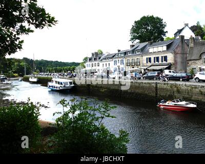 Pont-Aven, Frankreich, 10. Juni 2017. Massen den Tag entlang des Flusses genießen. Bildnachweis: Cecile Marion/Alamy Live-Nachrichten Stockfoto