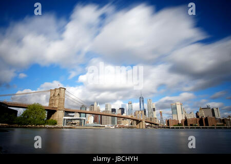 Die Skyline von Manhattan ist in New York City, USA, 7. Mai 2017 abgebildet. Die Brooklyn Bridge im Vordergrund abgebildet ist, während die Skyline von One World Trade Center dominiert ist. · KEIN DRAHT-SERVICE · Foto: Kevin Kurek/dpa Stockfoto