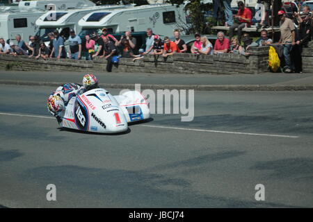 Isle Of Man, Großbritannien (UK). 9. Juni 2017.  Fan-Favoriten und Rennen Gewinner, Nummer 1, Ben Birchall und Tom Birchall (LCR / IEG Racing) an Cruickshanks Ecke, Ramsey, Isle Of Man, UK. Sicher Sidecar TT Rennen 2. (Detaillierte Wettbewerberinformationen: https://www.iomtt.com/TT-Database.aspx) Bildnachweis: Louisa Jane Bawden/Alamy Live-Nachrichten. Stockfoto