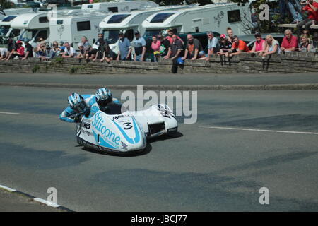 Isle Of Man, Großbritannien (UK). 9. Juni 2017.  Fan-Favoriten, Nummer 3 John Holden und Lee Cain (Honda / Silikon Racing Engineering/Barnes) an Cruickshanks Ecke, Ramsey, Isle Of Man, UK. John Holden und Lee wurde Zweiter in einem hart umkämpften Rennen. (Detaillierte Wettbewerberinformationen: https://www.iomtt.com/TT-Database.aspx) Bildnachweis: Louisa Jane Bawden/Alamy Live-Nachrichten. Stockfoto