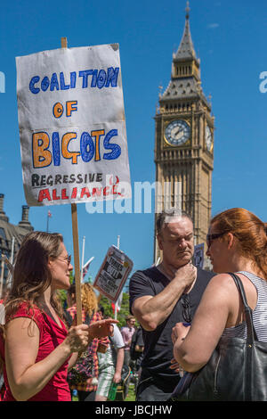 London, UK. 10. Juni 2017. Koalition der Fanatiker - ein Tag nach der Wahl-Ergebnis-Demonstranten versammeln, um bitten für Theresa May zu beenden und keinen deal mit der DUP Die Menschen aufgrund ihrer Ansichten auf Abrtion, fürchten Homoehe usw.. Westminster, London, 10. Juni 2017 Credit: Guy Bell/Alamy Live-Nachrichten Stockfoto