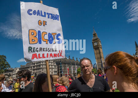 London, UK. 10. Juni 2017. Koalition der Fanatiker - ein Tag nach der Wahl-Ergebnis-Demonstranten versammeln, um bitten für Theresa May zu beenden und keinen deal mit der DUP Die Menschen aufgrund ihrer Ansichten auf Abrtion, fürchten Homoehe usw.. Westminster, London, 10. Juni 2017 Credit: Guy Bell/Alamy Live-Nachrichten Stockfoto