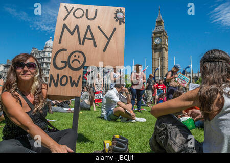 London, UK. 10. Juni 2017. Sie können nun - einen Tag nach der Wahl-Ergebnis-Demonstranten versammeln sich, um bitten für Theresa May zu beenden und keinen deal mit der DUP gehen Die Menschen aufgrund ihrer Ansichten auf Abrtion, fürchten Homoehe usw.. Westminster, London, 10. Juni 2017 Credit: Guy Bell/Alamy Live-Nachrichten Stockfoto