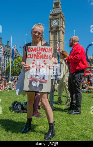 London, UK. 10. Juni 2017. Koalition der Niedlichkeit - ein Tag nach der Wahl-Ergebnis-Demonstranten versammeln, um bitten für Theresa May zu beenden und keinen deal mit der DUP Die Menschen aufgrund ihrer Ansichten auf Abrtion, fürchten Homoehe usw.. Westminster, London, 10. Juni 2017 Credit: Guy Bell/Alamy Live-Nachrichten Stockfoto