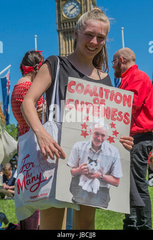 London, UK. 10. Juni 2017. Koalition der Niedlichkeit - ein Tag nach der Wahl-Ergebnis-Demonstranten versammeln, um bitten für Theresa May zu beenden und keinen deal mit der DUP Die Menschen aufgrund ihrer Ansichten auf Abrtion, fürchten Homoehe usw.. Westminster, London, 10. Juni 2017 Credit: Guy Bell/Alamy Live-Nachrichten Stockfoto