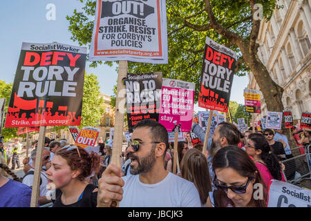 London, UK. 10. Juni 2017. Der Protest hinuntergefahren Whitehall und kurz aufgehört außen Downing-Street - einen Tag nach der Wahl Ergebnis Demonstranten versammeln um zu beantragen, Theresa May zu beenden und keinen deal mit der DUP. Die Menschen aufgrund ihrer Ansichten auf Abrtion, fürchten Homoehe usw.. Westminster, London, 10. Juni 2017 Credit: Guy Bell/Alamy Live-Nachrichten Stockfoto