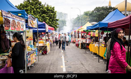 Kuala Lumpur, Malaysia. 10. Juni 2017. Ein Rundgang auf dem Bangsar Ramadan Essen Basar am 10. Juni in Kuala Lumpur. Eine Seitenstraße ist mit vielen Imbissstände verkaufen Ramadan Essen täglich bis zum Ende des Ramadan eingerichtet. © Danny Chan/Alamy Live-Nachrichten. Stockfoto