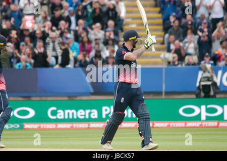 Birmingham, England, 10. Juni 2017. Ben schürt die Anerkennung der Masse nach dem Scoring 50 gegen Australien im ICC Champions Trophy Gruppe eine Übereinstimmung bei Edgbaston. Credit: Colin Edwards/Alamy Leben Nachrichten. Stockfoto