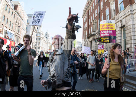 Parlament Square, Westminster, UK. , . Zuerst protestieren seit der Elction Demonstranten sammeln außerhalb Parlament quadratische Protest gegen die Torys machen eine ausschlaggebend mit dem DUP-Kredit: Billy Edmonds/Alamy Live News Stockfoto