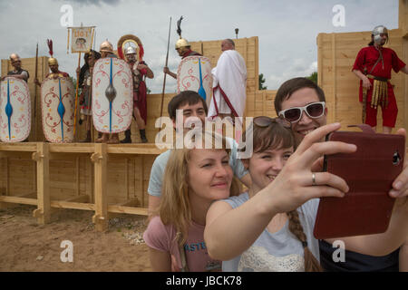 Moskau, Russland. 10. Juni 2017. Teilnehmer in ein historisches Reenactment am "Alten Rom und seine Nachbarn" Veranstaltungsort im Rahmen eines Festivals der historischen Nachstellungen mit dem Titel "Zeiten und Epochen. Die Sammlung "in Moskaus Kolomenskoye historisches und Natur-Reserve-Museum. Bildnachweis: Nikolay Vinokurov/Alamy Live-Nachrichten Stockfoto