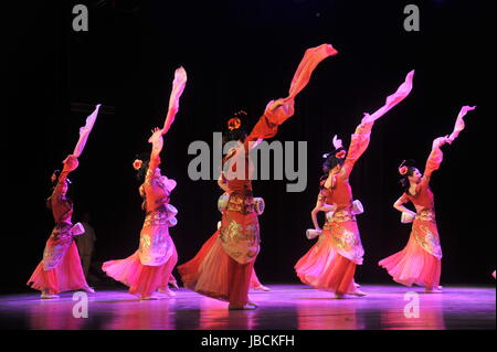 Dhaka, Bangladesch. 10. Juni 2017. Die chinesischen Künstler am shalpakala Akademie in Dhaka, Bangladesch, am 10. Juni 2017. bangladesch Handelskammer Branchen organisiert eine "Besondere chinesische Acrobat und Kunst Präsentation' Zeremonie an shalpakala Akademie in Dhaka, Bangladesh. Credit: sajjad nayan/alamy leben Nachrichten Stockfoto