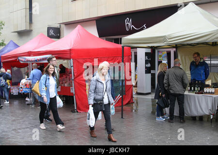 Lancaster, Lancashire, Vereinigtes Königreich, 10. Juni 2017, Lancaster Straßenmarkt nassem Wetter Stockfoto