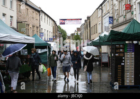 Lancaster, Lancashire, Vereinigtes Königreich, 10. Juni 2017, Lancaster Straßenmarkt nassem Wetter Stockfoto