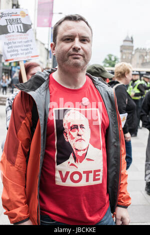 Cardiff, UK. 10. Juni 2017. Mann trägt ein rotes T-shirt mit einem Foto von Jeremy Corbyn und Abstimmung. Aufruf für konservative Premierminister Theresa May zum Rücktritt im Zusammenhang mit anderen Protesten statt in ganz Großbritannien, strenge Aktivisten versammelten sich unter Aneurin Bevan Statur im Stadtzentrum von Cardiff, wo gab es Vorträge von Aktivisten und einen Marsch über Queen Street. Taz Rahman/Alamy Live-Nachrichten Stockfoto