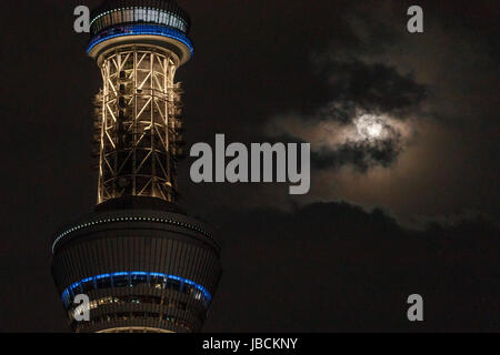 Eine Erdbeere Mondaufgang in der Nähe von Tokyo Skytree am 10. Juni 2017, Tokio, Japan. Es ist ein astronomisches Phänomen, das in dieser Zeit des Jahres, tritt auf, wenn der Mond am nächsten an den Horizont und leuchtet in einem rötlichen Ton. Erdbeere Mond ist benannt nach der Erdbeeren pflücken-Saison im Juni beginnt. Bildnachweis: Rodrigo Reyes Marin/AFLO/Alamy Live-Nachrichten Stockfoto