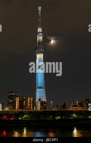 Eine Erdbeere Mondaufgang in der Nähe von Tokyo Skytree am 10. Juni 2017, Tokio, Japan. Es ist ein astronomisches Phänomen, das in dieser Zeit des Jahres, tritt auf, wenn der Mond am nächsten an den Horizont und leuchtet in einem rötlichen Ton. Erdbeere Mond ist benannt nach der Erdbeeren pflücken-Saison im Juni beginnt. Bildnachweis: Rodrigo Reyes Marin/AFLO/Alamy Live-Nachrichten Stockfoto