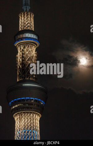 Eine Erdbeere Mondaufgang in der Nähe von Tokyo Skytree am 10. Juni 2017, Tokio, Japan. Es ist ein astronomisches Phänomen, das in dieser Zeit des Jahres, tritt auf, wenn der Mond am nächsten an den Horizont und leuchtet in einem rötlichen Ton. Erdbeere Mond ist benannt nach der Erdbeeren pflücken-Saison im Juni beginnt. Bildnachweis: Rodrigo Reyes Marin/AFLO/Alamy Live-Nachrichten Stockfoto