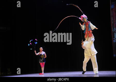 Dhaka, Bangladesch. 10. Juni 2017. Die chinesischen Künstler am shalpakala Akademie in Dhaka, Bangladesch, am 10. Juni 2017. bangladesch Handelskammer Branchen organisiert eine "Besondere chinesische Acrobat und Kunst Präsentation' Zeremonie an shalpakala Akademie in Dhaka, Bangladesh. Credit: sajjad nayan/alamy leben Nachrichten Stockfoto