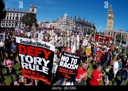 London, UK. 10. Juni 2017. Demonstranten auf einer Anti-Regierungs-Demonstration in Parliament Square, London, die fordern, dass die Tories mit Plakate sagen von Regierung zurücktreten zu trotzen, Tory Regel und Nein zu Rassismus Credit: Paul Brown/Alamy Live News Stockfoto