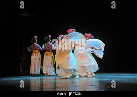 Dhaka, Bangladesch. 10. Juni 2017. Die chinesischen Künstler am shalpakala Akademie in Dhaka, Bangladesch, am 10. Juni 2017. bangladesch Handelskammer Branchen organisiert eine "Besondere chinesische Acrobat und Kunst Präsentation' Zeremonie an shalpakala Akademie in Dhaka, Bangladesh. Credit: sajjad nayan/alamy leben Nachrichten Stockfoto