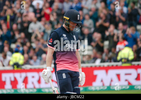 Birmingham, England, 10. Juni 2017. Eoin Morgan, England Kapitän, das Feld nach dem Aus von Australien in Ihrem ICC Champions Trophy Gruppe eine Übereinstimmung bei Edgbaston. Credit: Colin Edwards/Alamy Leben Nachrichten. Stockfoto