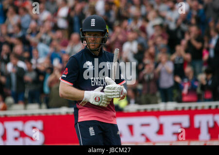 Birmingham, England, 10. Juni 2017. Eoin Morgan, England Kapitän, das Feld nach dem Aus von Australien in Ihrem ICC Champions Trophy Gruppe eine Übereinstimmung bei Edgbaston. Credit: Colin Edwards/Alamy Leben Nachrichten. Stockfoto