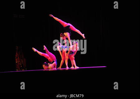 Dhaka, Bangladesch. 10. Juni 2017. Die chinesischen Künstler am shalpakala Akademie in Dhaka, Bangladesch, am 10. Juni 2017. bangladesch Handelskammer Branchen organisiert eine "Besondere chinesische Acrobat und Kunst Präsentation' Zeremonie an shalpakala Akademie in Dhaka, Bangladesh. Credit: sajjad nayan/alamy leben Nachrichten Stockfoto