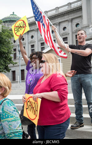 Harrisburg, Pennsylvania, USA. 10. Juni 2017. Rund 50 Mitglieder des Gesetzes für Amerika sammelten sich auf den Stufen des Pennsylvania State Capitol gegen die Scharia. ACT für Amerika ist die größte Anti-Muslim-Gruppe in den Vereinigten Staaten, nach der Southern Poverty Law Center. Bildnachweis: Jim West/Alamy Live-Nachrichten Stockfoto