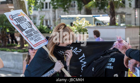 London, UK, 10. Juni 2017-Demonstranten auf der Mai hat Partei und Protest, Parliament Square, Westminster gehen. Bildnachweis: Ian Davidson/Alamy Live-Nachrichten Stockfoto