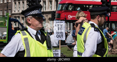 London, UK, 10. Juni 2017 Plakate auf der Mai hat Partei und Protest, Parliament Square, Westminster gehen. Bildnachweis: Ian Davidson/Alamy Live-Nachrichten Stockfoto