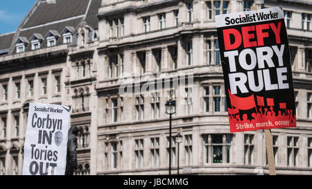 London, UK, 10. Juni 2017-Demonstranten auf der Mai hat Partei und Protest, Parliament Square, Westminster gehen. Bildnachweis: Ian Davidson/Alamy Live-Nachrichten Stockfoto