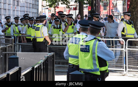 London, UK, 10. Juni 2017 Polizisten warten außerhalb Downing Street für die Mai zu Party gehen und protestieren Credit hat: Ian Davidson/Alamy Live News Stockfoto