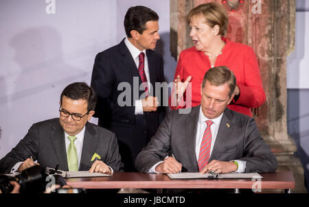 Deutsche Bundeskanzlerin Angela Merkel (CDU) spricht mit mexikanischen Präsidenten Enrique Pena Nieto (2.v.l.) auf das Museum Interactivo de Economia während einer Volkswirtschaft-Veranstaltung zum Thema "Deutschland Und Mexiko - Partner Auf Dem Weg in Die Industrie 4.0" (lit. Deutschland und Mexiko - Partner auf dem Weg zur Industrie 4.0) in Mexico City, Mexiko, 10. Juni 2017. Hannover-Messe Kopf Wolfram Freiherr von Fritsch (r) und Generaldirektor der ProMexiko, Paulo Carreno König (l) im Vordergrund ein Abkommen zu unterzeichnen. Mexiko ist das Partnerland auf der Industriemesse in Hannover Industrie Messe 2018 sein. Foto: Michael Kap Stockfoto