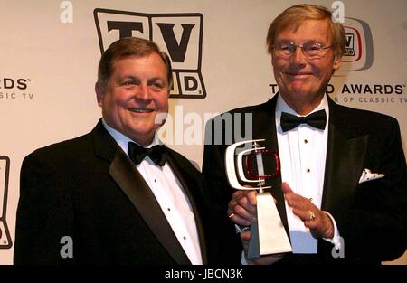 9. Juni 2017 - Datei Foto - William West Anderson, besser bekannt als ADAM WEST, (19. September 1928, 9. Juni 2017) hat ein amerikanischer Schauspieler, dessen Karriere erstreckte sich über sieben Jahrzehnte, bei 88 gestorben. Seine Schauspielkarriere begann im Jahr 1959 in Filmen. Geronimo (1962) und The Three Stooges in den Outlaws kommt (1965). Er erschien in dem Science-Fiction-Film Robinson Crusoe auf dem Mars (1964), und anhaltenden Erfolg für die Titelrolle in der 1960er Jahre ABC-Serie Batman und seiner theatralischen Spielfilm erreicht. Im Bild: 19. März 2006 - Hollywood, Kalifornien, USA - K47247EG.2006 TV Land Awards, Drucksaal auf der Barke Stockfoto