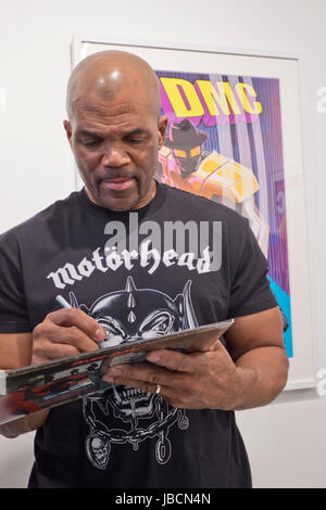 London, UK. 10. Juni 2017. US-amerikanischer Musiker Darryl Matthews McDaniels aka DMC, Gründungsmitglied der Hip-Hop-Gruppe Run–D.M.C. und einer der Pioniere der hip Hop Kultur Schilder Plakate und Erinnerungsstücke an der Hang-up Gallery, Credit: Julio Etchart/Alamy Live News Stockfoto