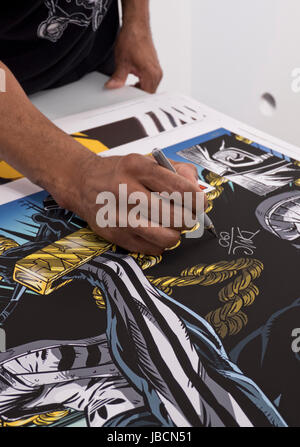 London, UK. 10. Juni 2017. US-amerikanischer Musiker Darryl Matthews McDaniels aka DMC, Gründungsmitglied der Hip-Hop-Gruppe Run–D.M.C. und einer der Pioniere der hip Hop Kultur Schilder Plakate und Erinnerungsstücke an der Hang-up Gallery, Credit: Julio Etchart/Alamy Live News Stockfoto