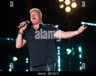 9. Juni 2017 - Nashville, Tennessee; USA - führt Musiker GARY LEVOX der Band Rascal Flatts im Nissan-Stadion im Rahmen des 2017 CMA Music Festival, das in der Innenstadt von Nashville stattfindet. Das viertägige Country Music Festival lockt Tausende von Fans aus der ganzen Welt, eine Vielzahl von Künstler auf mehreren Bühnen zu sehen. Copyright 2017 Jason Moore. Bildnachweis: Jason Moore/ZUMA Draht/Alamy Live-Nachrichten Stockfoto