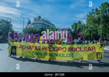 Madrid, Spanien. 10. Juni 2017. Demonstration alte Kernenergie auf den Straßen von Madrid, Menschen Form Portugal und aus Spanien zeigt in den Straßen in der Nähe von Bahnhof Atocha Credit: Alberto Sibaja Ramírez/Alamy Live News Stockfoto