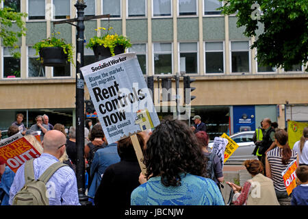 Bristol, UK. 10. Juni 2017. Im Zuge der allgemeinen Wahlen Demonstranten versammeln sich auf College Green im Zentrum Stadt, gegen die Politik der Regierung zu protestieren. Die Demonstration wurde als Protest gegen die Kürzungen zu Gesundheit, Bildung und soziale Betreuung organisiert und Referenten aus einer Reihe von lokalen Organisationen. Keith Ramsey/Alamy Live-Nachrichten Stockfoto