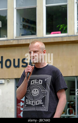 Bristol, UK. 10. Juni 2017. Im Zuge der allgemeinen Wahlen Demonstranten versammeln sich auf College Green im Zentrum Stadt, gegen die Politik der Regierung zu protestieren. Die Demonstration wurde als Protest gegen die Kürzungen zu Gesundheit, Bildung und soziale Betreuung organisiert und Referenten aus einer Reihe von lokalen Organisationen. Keith Ramsey/Alamy Live-Nachrichten Stockfoto