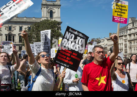 London, UK. 10. Juni 2017. Demonstranten halten Plakate, wie sie auf eine Demonstration gegen die konservative Partei Allianz mit der DUP in Parliament Square besuchen 10. Juni 2017 Credit: Thabo Jaiyesimi/Alamy Live News Stockfoto