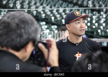 Houston, TX, USA. 10. Juni 2017. Houston Astros linker Feldspieler Norichika Aoki (3) spricht mit den Medien vor Beginn der MLB-Spiel zwischen den Los Angeles Angels und die Houston Astros im Minute Maid Park in Houston, Texas. John Glaser/CSM/Alamy Live-Nachrichten Stockfoto