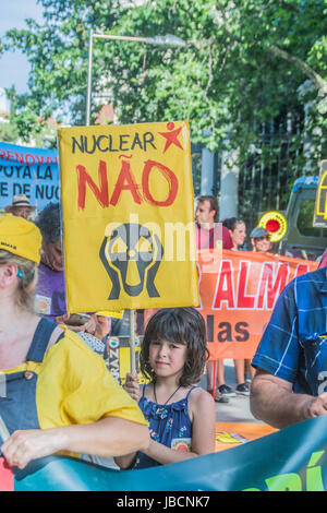 Madrid, Spanien. 10. Juni 2017. Demonstration alte Kernenergie auf den Straßen von Madrid, Menschen Form Portugal und aus Spanien zeigt in den Straßen in der Nähe von Bahnhof Atocha Credit: Alberto Sibaja Ramírez/Alamy Live News Stockfoto