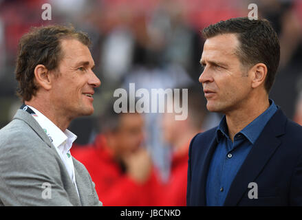 Nürnberg, Deutschland. 10. Juni 2017. Deutschland Businessmanager Oliver Bierhoff (r) und ehemaligen Deutschland Torwart Jens Lehmann vor der WM-Qualifikation Gruppe C Fußballspiel zwischen Deutschland und San Marino am Stadion Nuernberg in Nürnberg, 10. Juni 2017 abgebildet. Foto: Sven Hoppe/Dpa/Alamy Live News Stockfoto